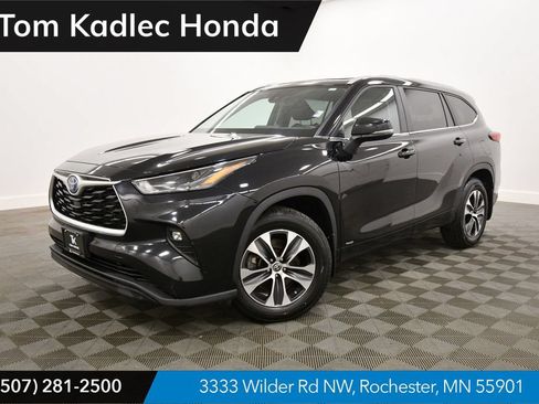 Used 2023 Toyota Highlander XLE AWD/4WD image 1