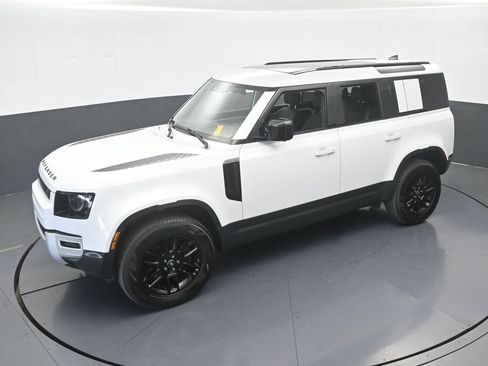 Used 2025 Land Rover Defender 110 S AWD/4WD image 64