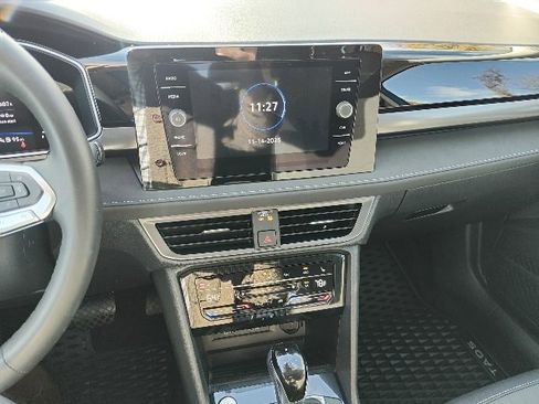 Certified 2025 Volkswagen Taos SE image 5