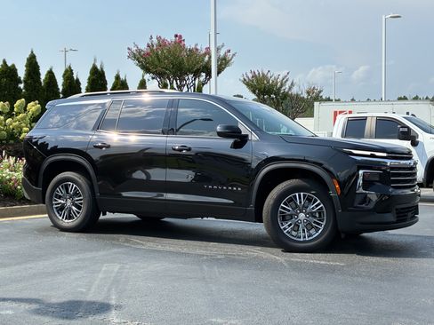 Used 2026 Chevrolet Traverse LT w/ Driver Confidence Package FWD image 3