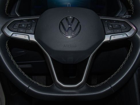 Used 2022 Volkswagen Tiguan SE image 11