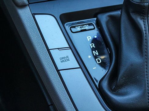 Used 2017 Hyundai Elantra SE image 34