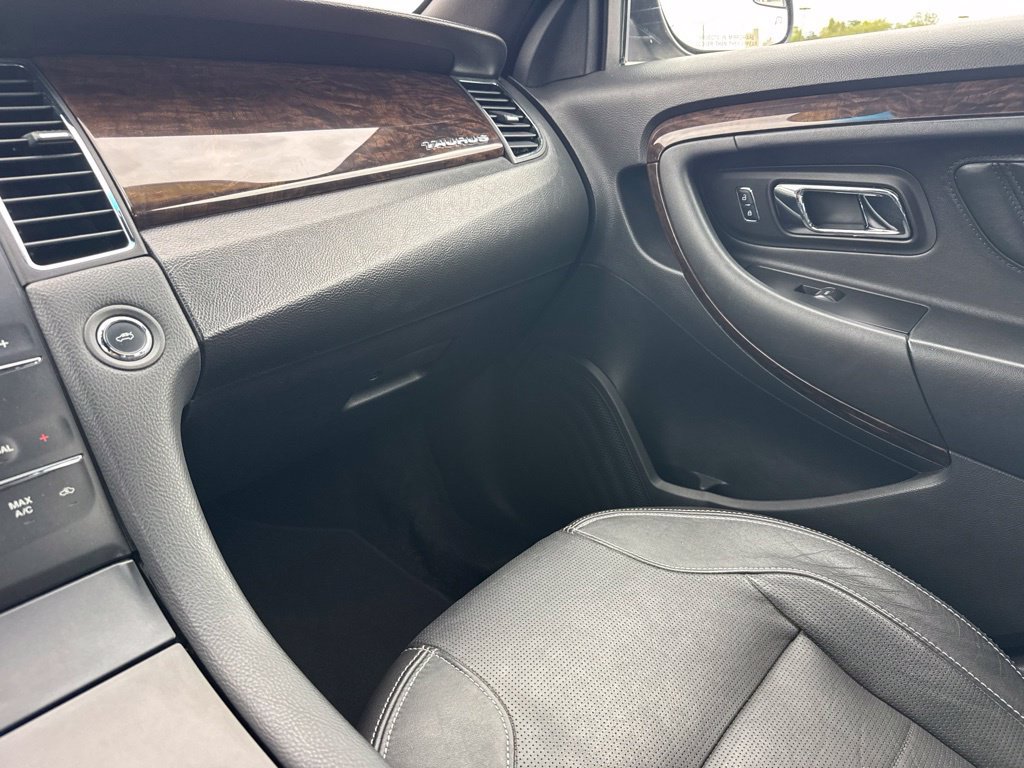 Used 2015 Ford Taurus Limited FWD image 35