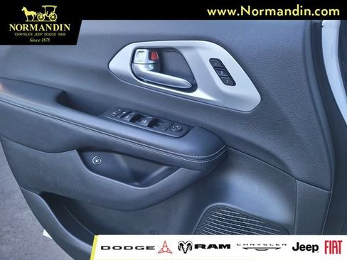 Used 2024 Chrysler Pacifica Limited FWD image 14
