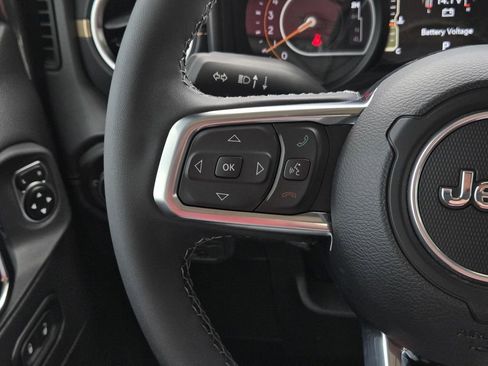 Used 2025 Jeep Wrangler Sahara AWD/4WD image 10