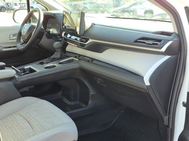 Used 2026 Toyota Sienna LE FWD image 23