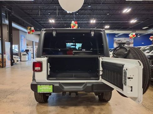 Used 2018 Jeep Wrangler Unlimited Sport S image 9