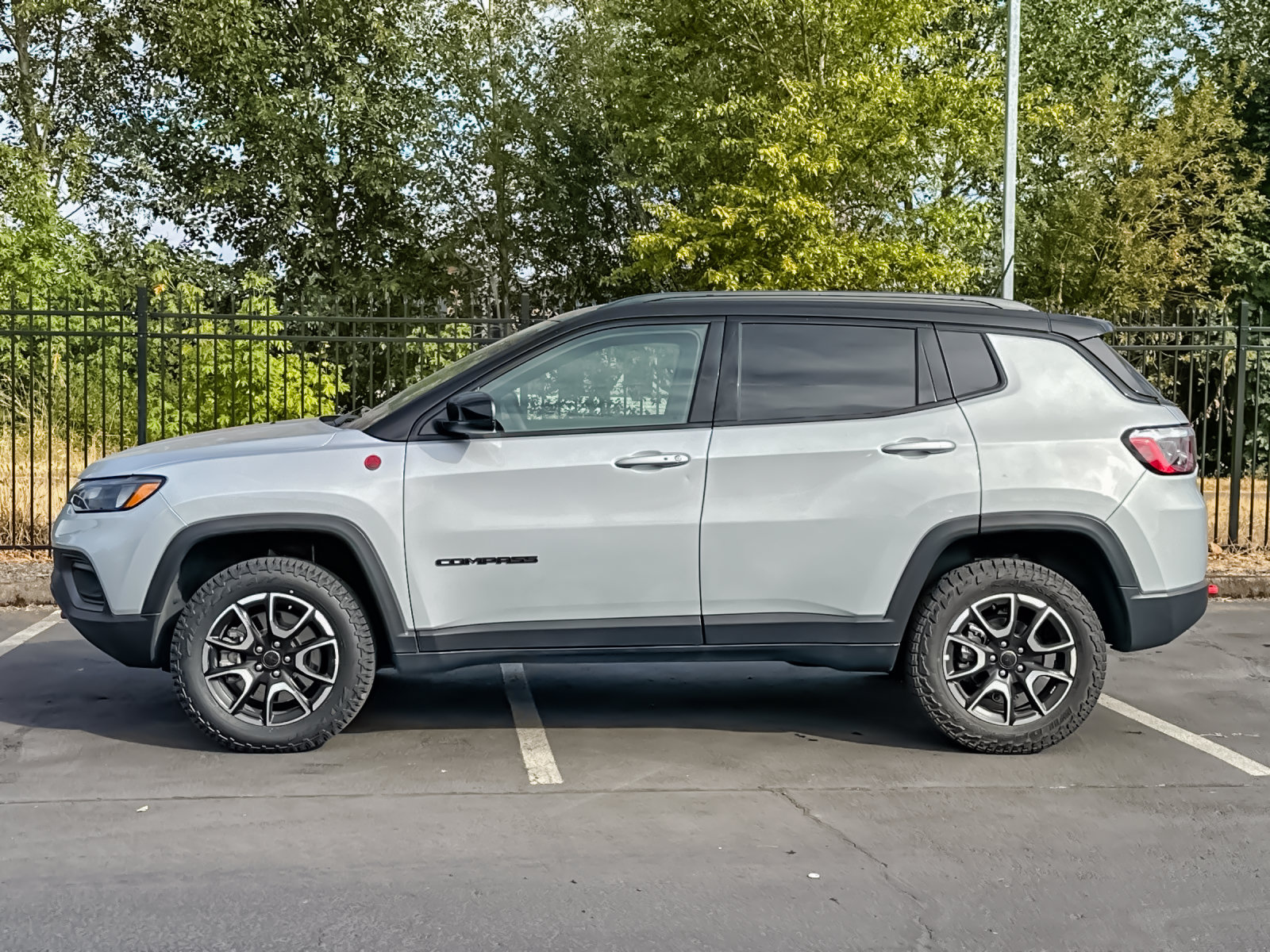 Used 2025 Jeep Compass Trailhawk AWD/4WD image 6
