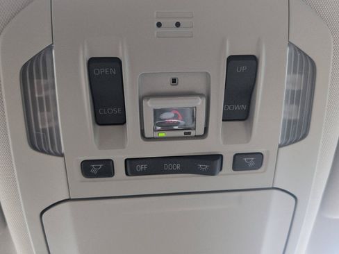Used 2021 Toyota Highlander XLE AWD/4WD image 25