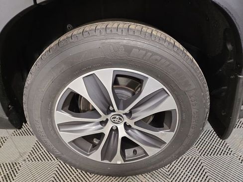 Used 2025 Toyota Highlander XLE image 11