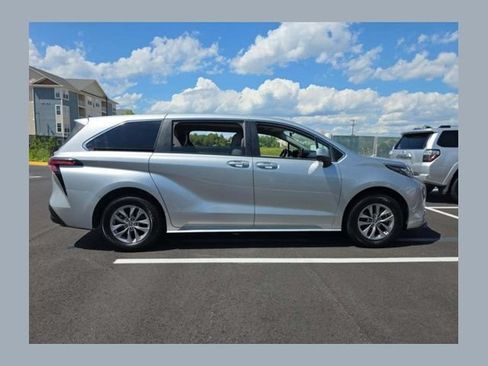 Used 2022 Toyota Sienna LE FWD image 1