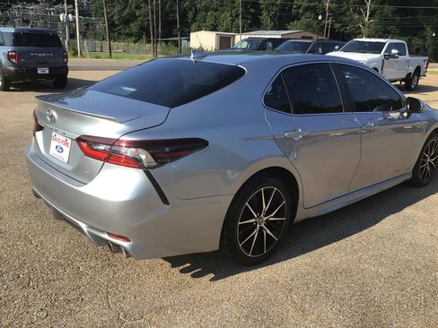 Used 2023 Toyota Camry SE FWD image 9