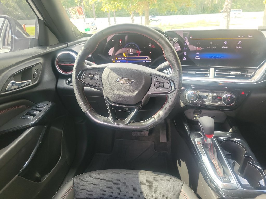 Used 2025 Chevrolet Trax RS w/ Sunroof Package FWD image 17