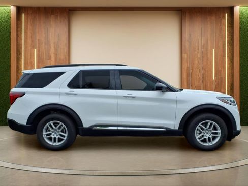 Used 2025 Ford Explorer Active AWD/4WD image 35