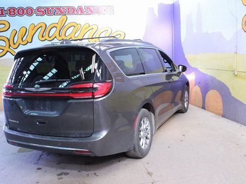 Used 2022 Chrysler Pacifica Touring image 8