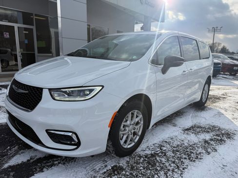 New 2026 Chrysler Pacifica Select image 4