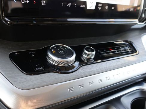 Certified 2025 Ford Expedition Platinum image 40