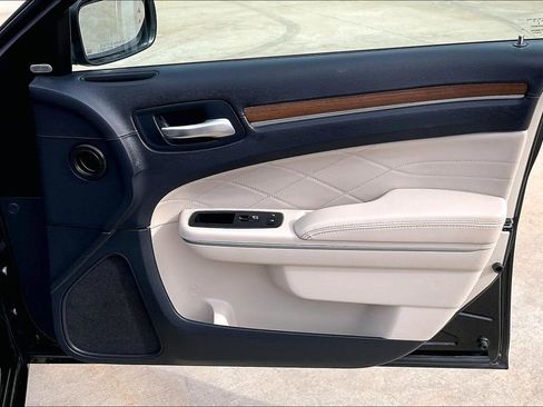 Used 2019 Chrysler 300 C w/ Safetytec Plus Group image 24