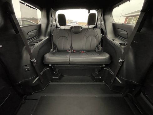 Used 2019 Chrysler Pacifica Touring-L image 16