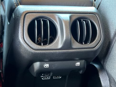 Used 2025 Jeep Wrangler Unlimited Sahara AWD/4WD image 15