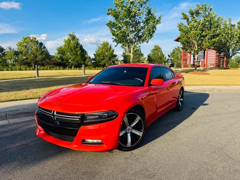 Used 2017 Dodge Charger SE w/ Popular Equipment Group RWD image 2