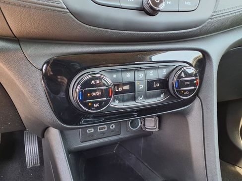 Used 2022 Buick Encore GX Essence image 12