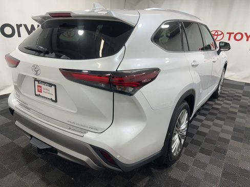 Used 2025 Toyota Highlander Platinum image 8