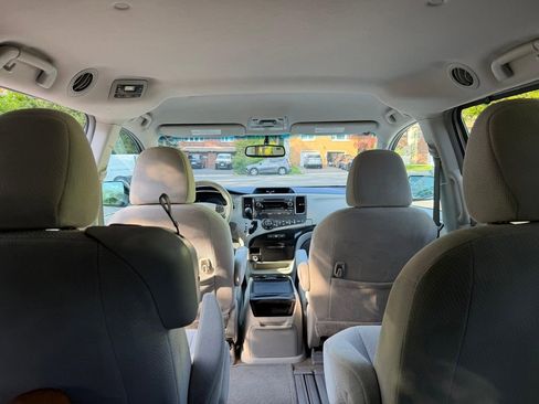 Used 2013 Toyota Sienna LE FWD image 25
