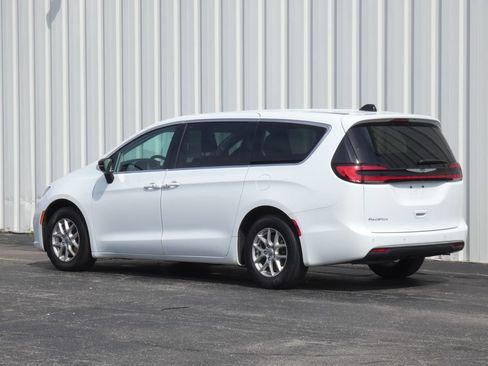 Used 2024 Chrysler Pacifica Touring-L FWD image 37