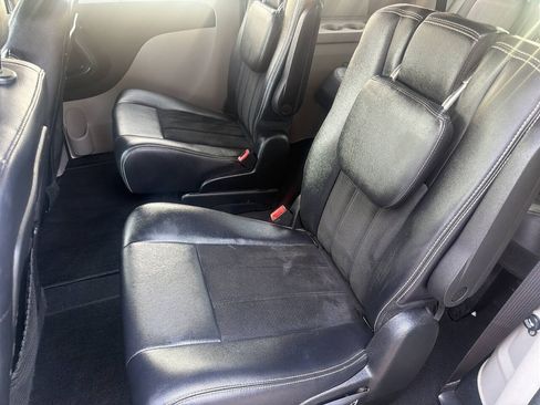 Used 2017 Dodge Grand Caravan SXT w/ Rear Park Assist Package FWD image 18