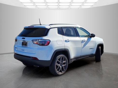New 2026 Jeep Compass Latitude image 4