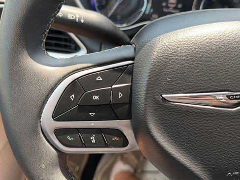 Used 2024 Chrysler Pacifica Touring-L FWD image 20