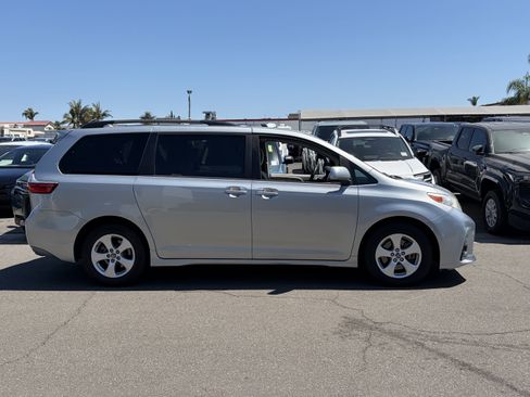 Used 2019 Toyota Sienna LE w/ Carpet Mat Package FWD image 2