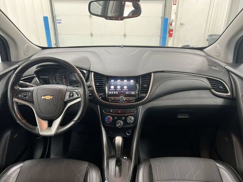 Used 2020 Chevrolet Trax LT w/ Sun & Sound Package FWD image 10