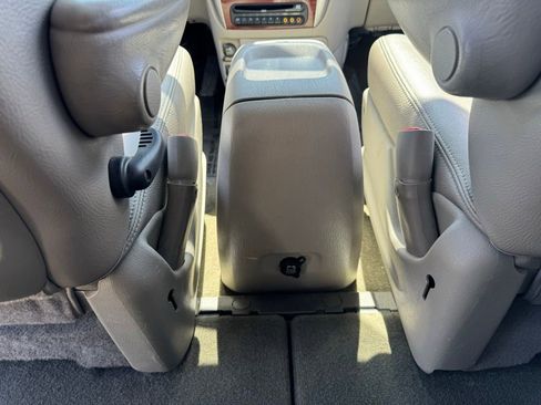 Used 2007 Chrysler Town & Country Touring FWD image 11