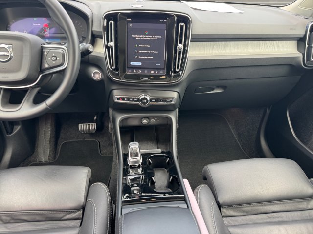 Used 2025 Volvo XC40 B5 Plus AWD/4WD image 12