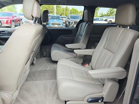 Used 2015 Chrysler Town & Country Touring FWD image 9