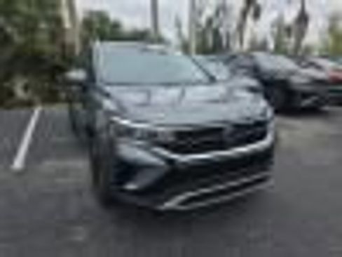 Used 2023 Volkswagen Taos SE w/ Black Wheel Package image 2