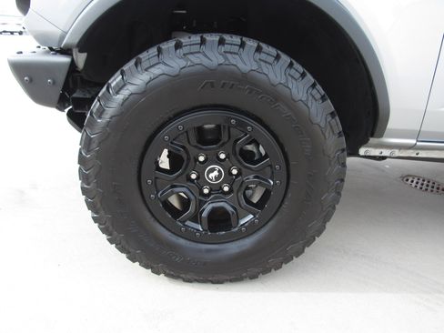 Used 2023 Ford Bronco Wildtrak image 4