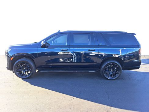 Used 2024 Cadillac Escalade ESV Sport w/ LPO, ONYX Package image 5