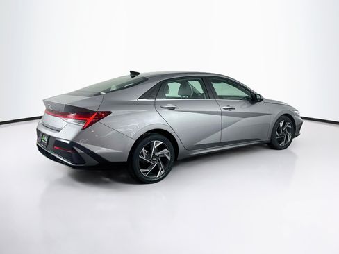 Used 2025 Hyundai Elantra Limited FWD image 9