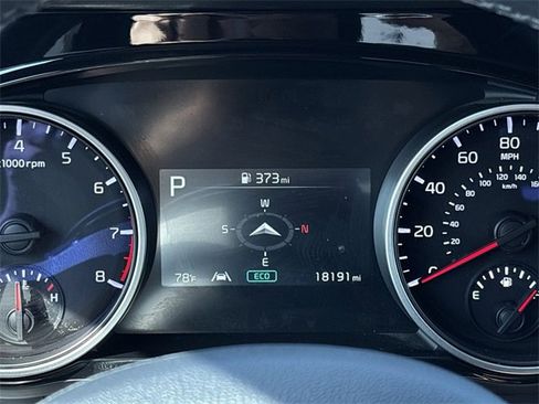 Used 2024 Kia Carnival EX image 23