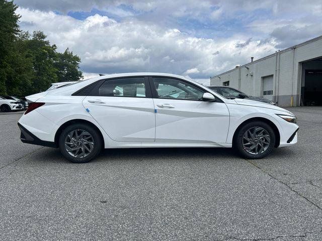 New 2026 Hyundai Elantra Hybrid FWD image 2