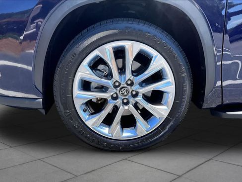 Used 2023 Toyota Highlander Limited FWD image 11