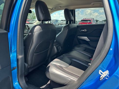 Used 2017 Jeep Cherokee Trailhawk AWD/4WD image 5