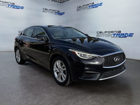 Used 2018 INFINITI QX30 w/ Cargo Package FWD image 3