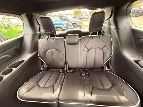New 2026 Chrysler Pacifica Limited FWD image 27