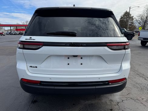 Used 2024 Jeep Grand Cherokee Altitude AWD/4WD image 6