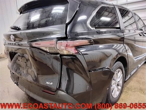 Used 2025 Toyota Sienna XLE FWD image 18