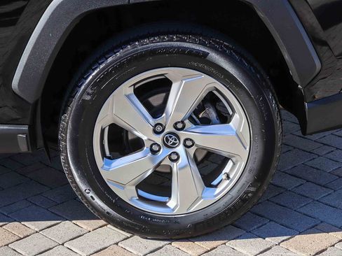 Used 2020 Toyota RAV4 Limited image 11